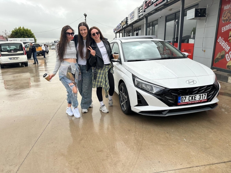 Mutlu Araç Teslimi | Sky Rent A Car ile Güvenli Yolculuk 🚗✨